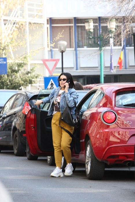 Nicoleta Nucă a coborât din mașină cu telefonul la ureche