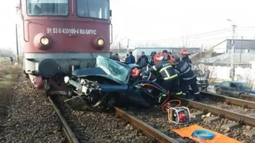 Tragedie pe calea ferată! Două persoane au murit, după ce mașina lor a fost spulberată de tren