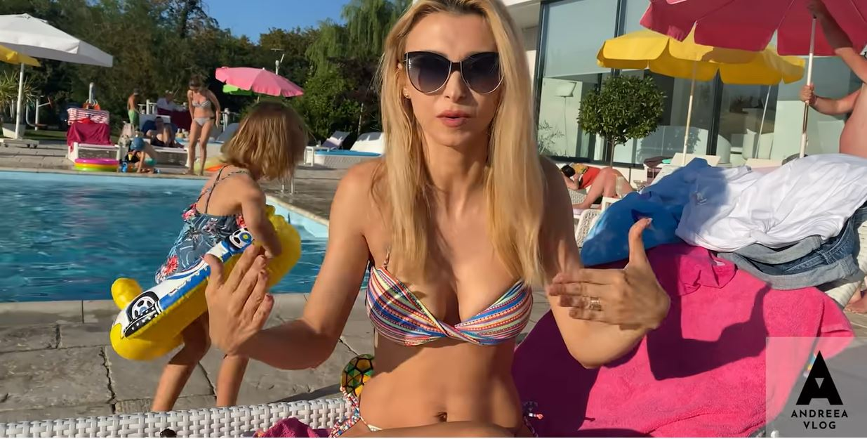Andreea Bălan, gafă în timp ce se afla la piscină cu fiicele. I s-au văzut zonele intime prin costumul de baie alb și decupat | VIDEO