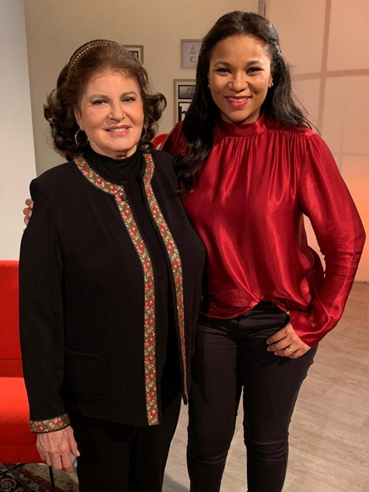 Nadine, aşa cum nu ai mai văzut-o! Cum arată cu părul desfăcut şi cum o vezi în emisiunea de la TVR