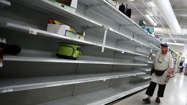 Oamenii au început să se bată pe mâncare în supermarketuri: Fără sare, fără zahăr, fără paste, doar cu orez scump