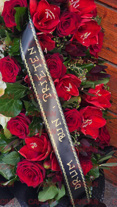 Sfâșietor! Ce scrie pe coroanele funerare aduse de apropiații lui Artan la capela Bisericii Pogorarea Sfântului Duh Titan