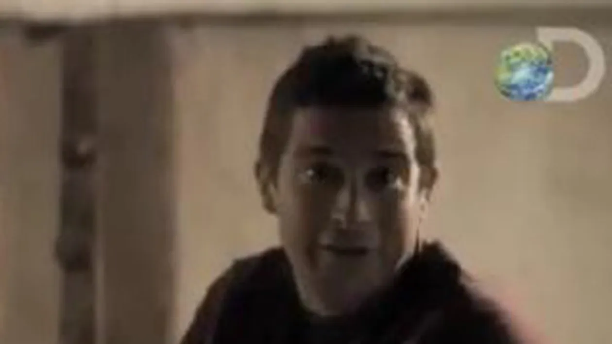 VIDEO Invata de la cel mai bun cum sa rezisti cancerului de afara! Bear Grylls iti arata ce sa faci ca sa nu degeri de frig in casa sau pe strada!