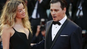 Un nou scandal zguduie Hollywood-ul! După ce a anunţat că divorţează de JOHNNY DEPP după doar 15 luni de căsnicie, AMBER HEARD l-a acuzat de violenţă domestică