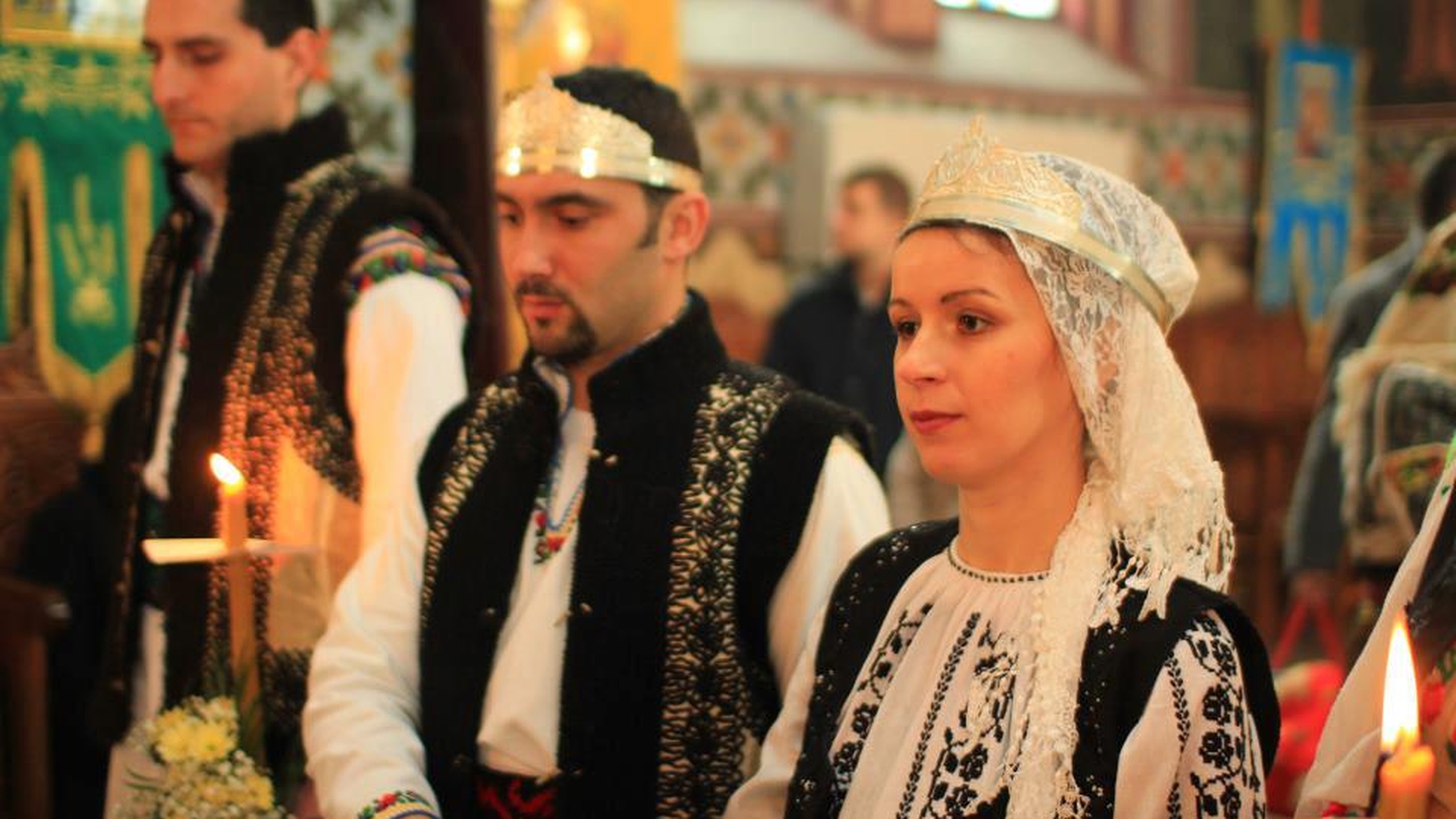 O nunta rupta din basme: s-au indragostit la prima vedere si s-au casatorit in straie populare!