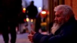 VIDEO Un cersetor roman a facut curat si a luat cadouri pentru cei care l-au primit in casa