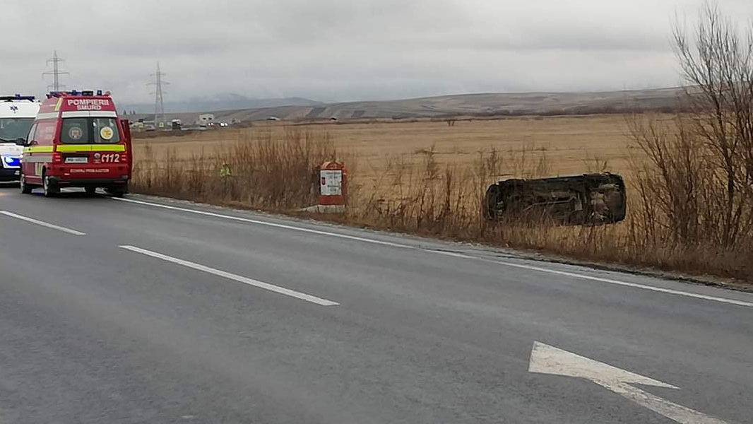 Accident înfiorător în Harghita! Un bărbat a murit, iar altul a fost rănit, după ce s-au răsturnat cu mașina pe un câmp