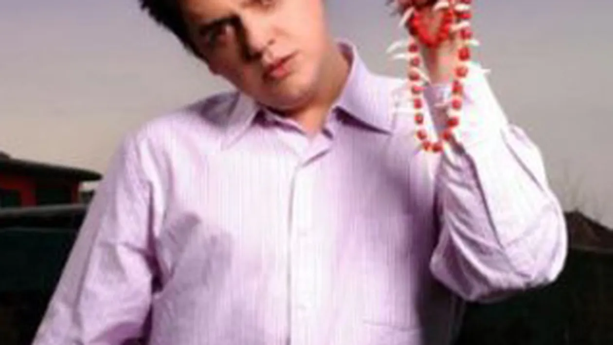 Si-a lansat colectia de moda cu ajutorul unor parasutisti