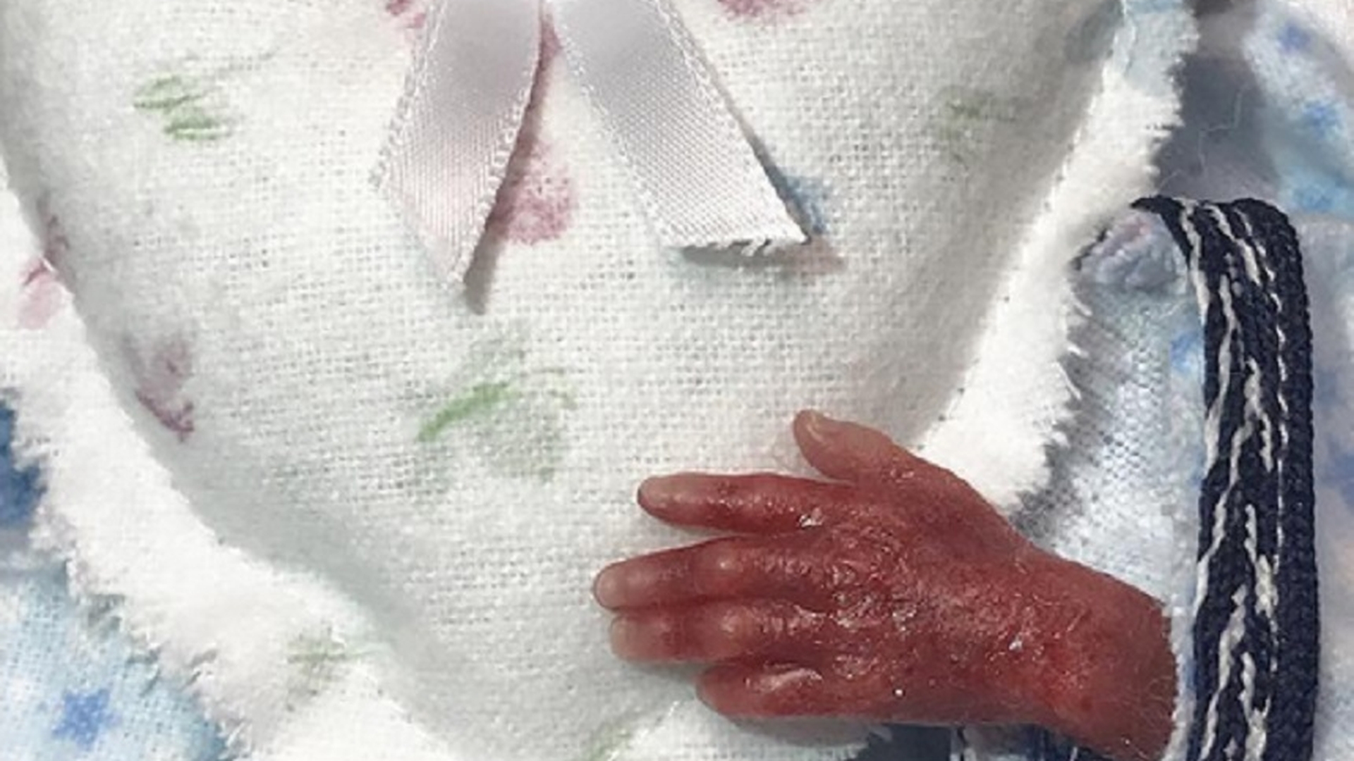 Imaginile durerii fără margini.Un fotbalist cunoscut şi-a pozat fiul mort la scurt timp după naştere. Soţia lui, îngenuncheată de suferinţă: "Am luptat, dar Dumnezeu a avut alte planuri pentru noi"