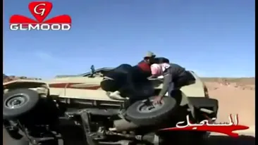 Cand nu mai ai ce face cu banii, te apuci de sporturi extreme! Uite cum se distreaza sauditii astia mergand cu jeep-ul pe doua roti prin desert - VIDEO UNIC!