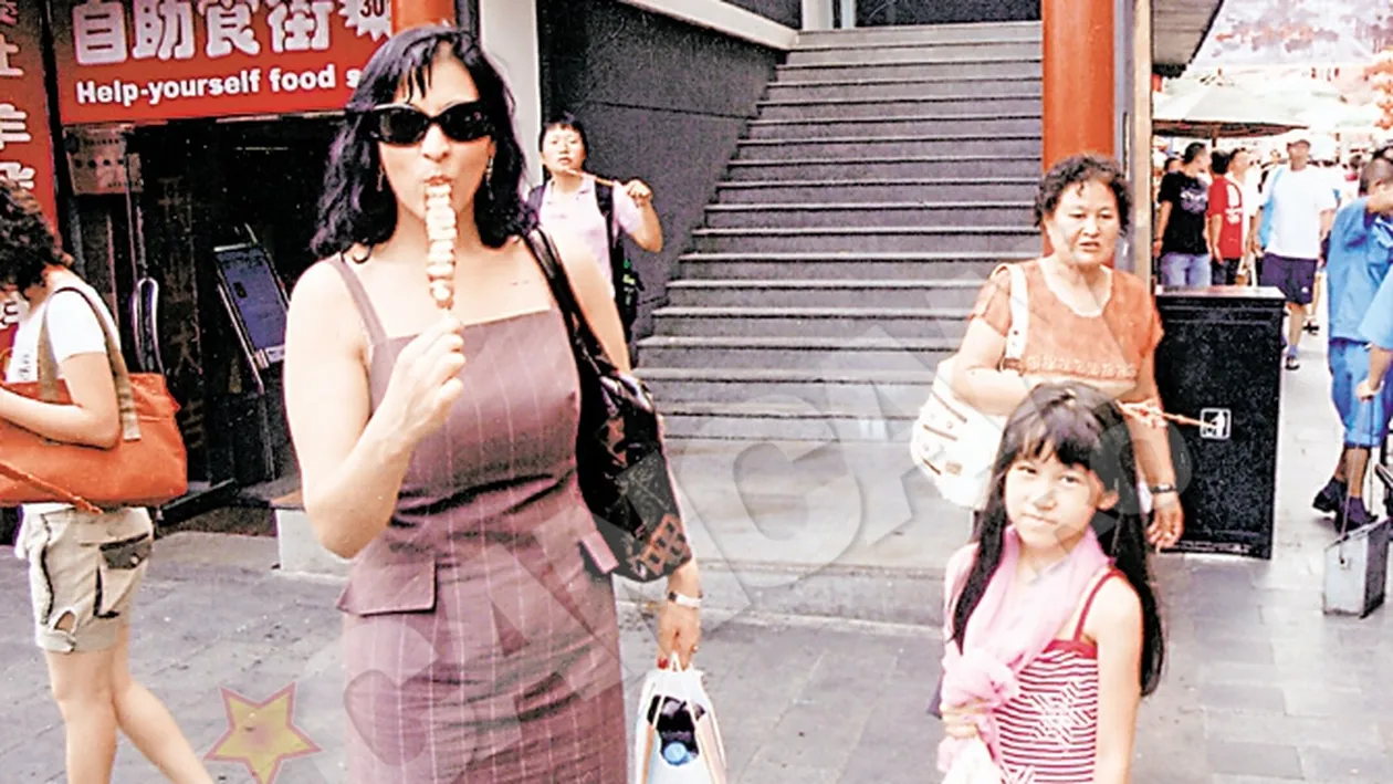 Cantareata Cristina Boboaca s-a apucat de muzica chinezeasca de dorul iubitului asiatic!  A salvat-o de la moarte pe sotia amantului