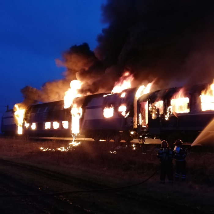 Au ars două vagoane ale trenului 1825 (Foto: CFR SA)