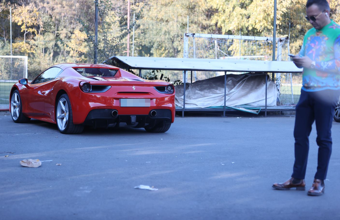 Lorenzo Dimagli conduce un Ferrari 488 GBT, care valorează în jur de 285.000 de euro (SURSA FOTO: CANCAN.RO)
