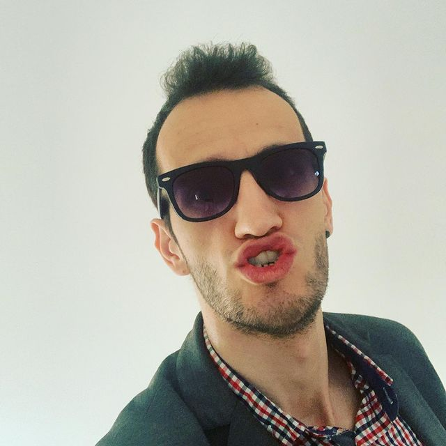 Omul cu Tourette: "La început, oamenii încercau să mă imite, au văzut că la mine a bubuit și au început să vină alții ca să bubuie și ei. La început, acum nu mai sunt!" / (Foto: Instagram)
