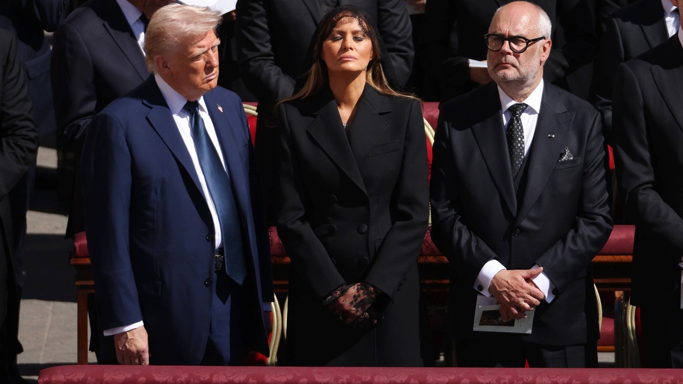 Donald Trump, salvat de la o gafă rușinoasă de Melania Trump. Ce i-a șoptit la ureche el a EXECUTAT imediat!