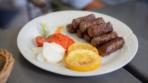A doborât orice record de 1 Mai! Câți mici a putut să comande un român la o terasă din Piața Obor