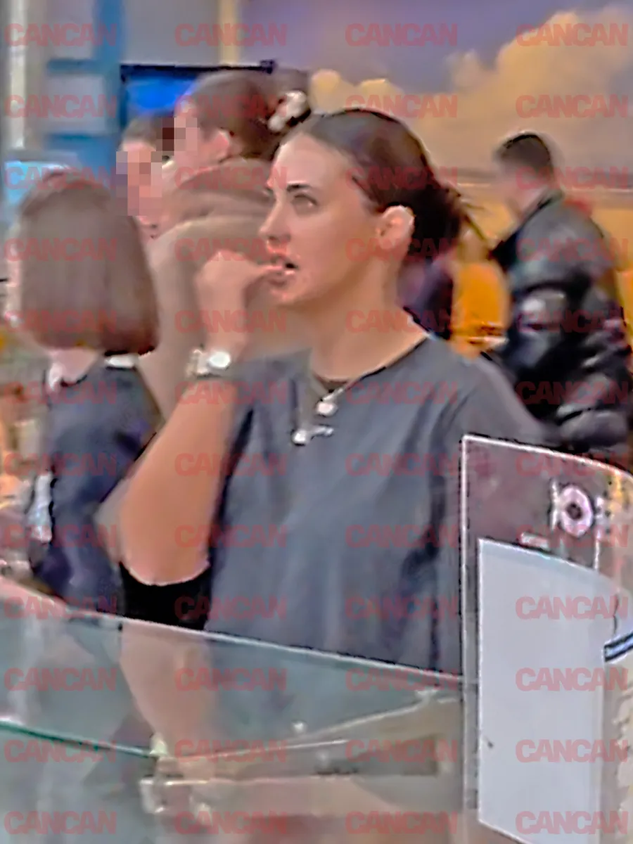 Antonia, la Mall Băneasa, în timp ce comandă creveți la Nordsee