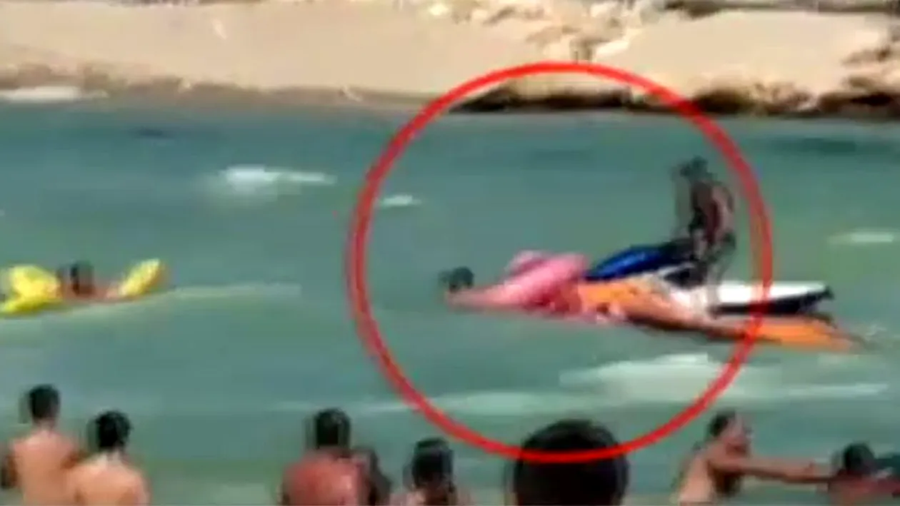 Imagini scandaloase la Eforie Nord. Cum au fost filmați, în apele mării, un tată inconștient și fiica lui