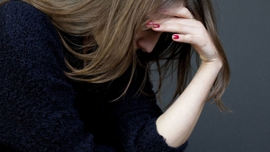 Caz revoltător! O femeie a fost obligată să-i plătească pensie alimentară bărbatului care a violat-o la vârsta de 16 ani
