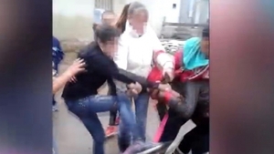 IMAGINI de GROAZA! Si-au impartit pumni si picioare in plina strada!