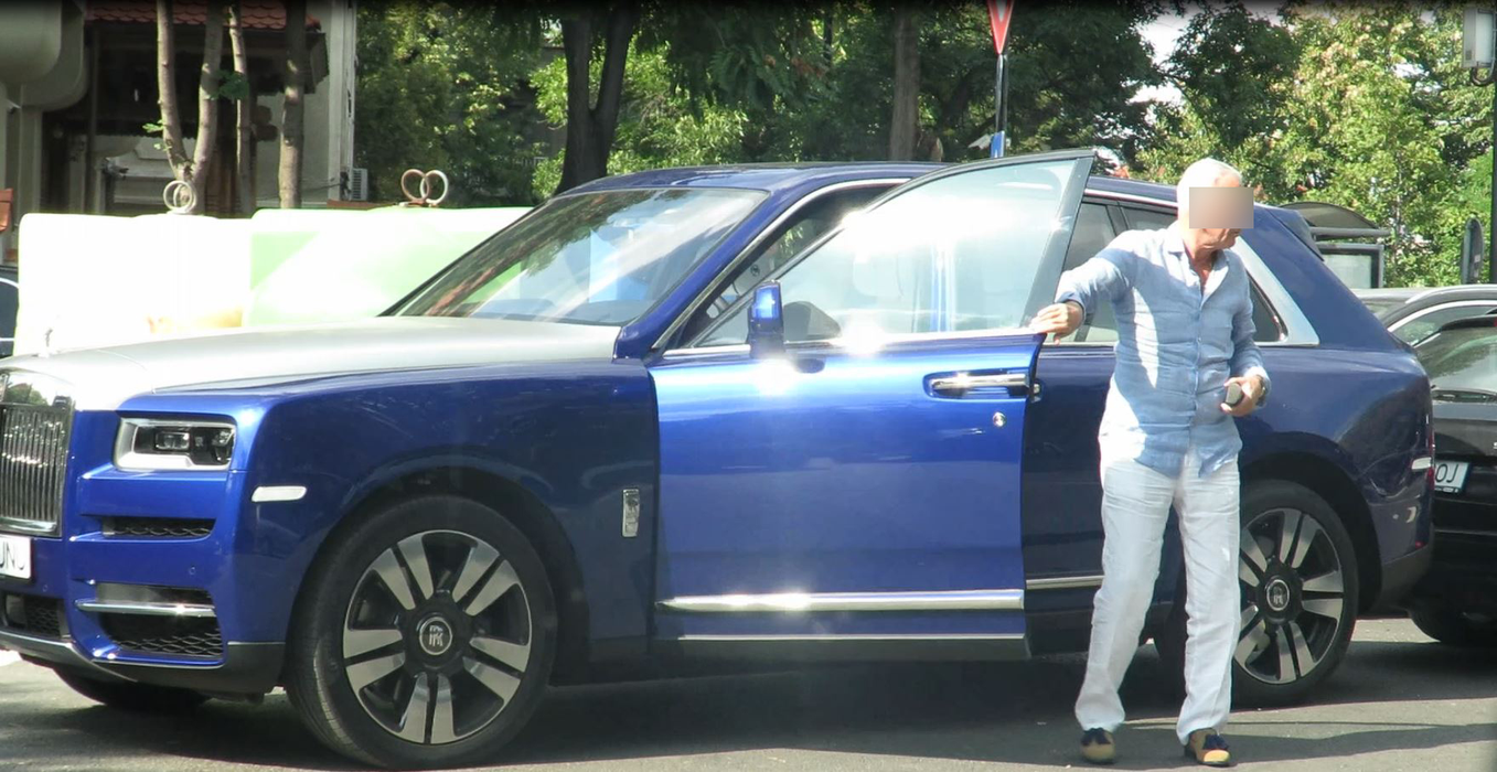 ”Milionarul singuratic” a întors, din nou, privirile pe străzile Capitalei, cu superbul SUV Rolls Royce