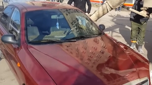 Acest bărbat din Rusia a umplut maşina soţiei sale cu ciment, drept răzbunare pentru că femeia şi-a schimbat numele de familie. Imaginile au ajuns rapid virale