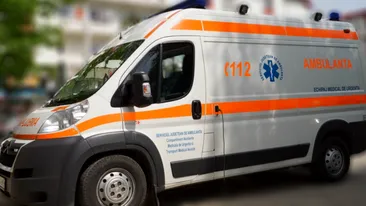 O ambulanță care transporta o pacientă a lovit un bărbat pe o trecere de pietoni din Tecuci