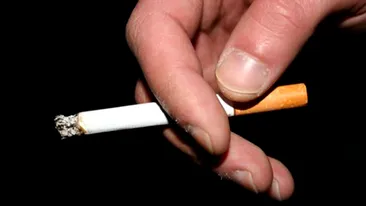 ”Dacă nu stingi ţigara, vine nenea poliţistul şi îţi dă amendă”. Cine te sancţionează dacă fumezi în public!