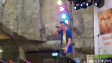 Ce a ajuns cel mai talentat roman! Adrian Tutu canta niste versuri de gimnaziu intr-un mall aproape gol