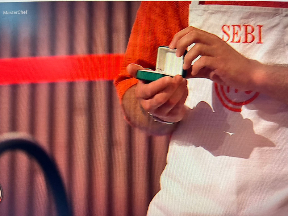 Sebi își cere iubita în căsătorie, în platoul MasterChef. Sursă foto: Voyo