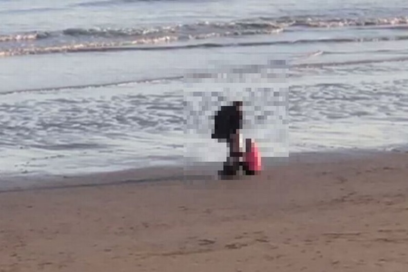 Scene halucinante chiar de Anul Nou! Au făcut amor sălbatic în fața trecătorilor. FOTO