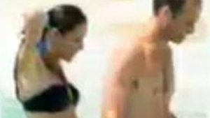 VIDEO Mai ceva ca un fotomodel! Kate Middleton arata incredibil in costum de baie! Vezi aici primele fotografii din luna de miere a Ducesei de Cambridge!