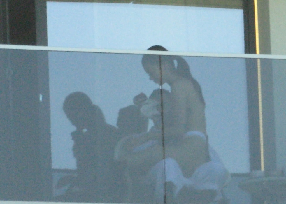 Denisa Hodișan și Flick, show erotic în balconul hotelului, la mare
