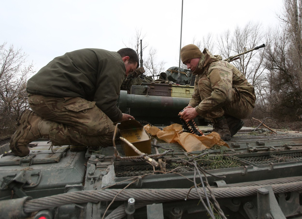 Militarii ucraineni se pregătesc să respingă un atac din regiunea Ucrainei Lugansk, pe 24 februarie 2022. (Sursa foto: profimedia.ro)