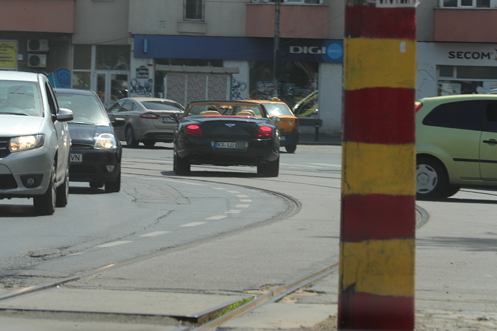 Intră în coloană prin trecerea de pietoni