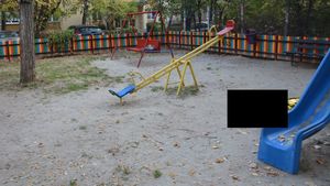 Descoperire macabră în Craiova. Un tânăr a fost găsit spânzurat într-un loc de joacă pentru copii