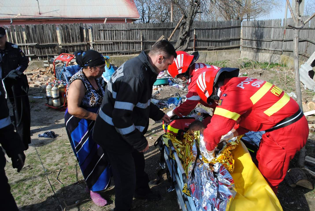 Copilul căzut în fosa septică a fost salvat