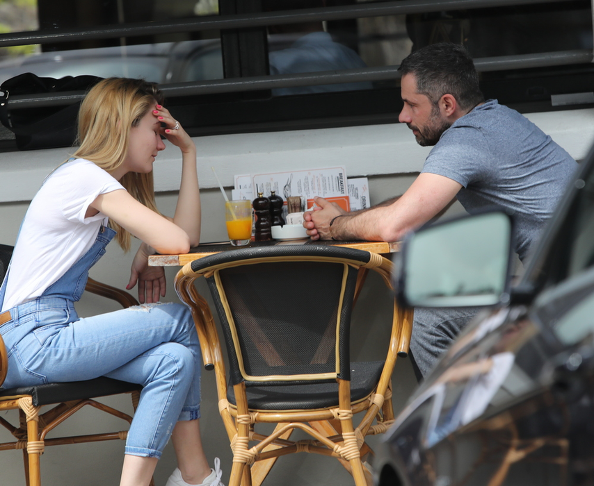 Ștefan Lungu s-a bucurat de compania unei blonde la terasă