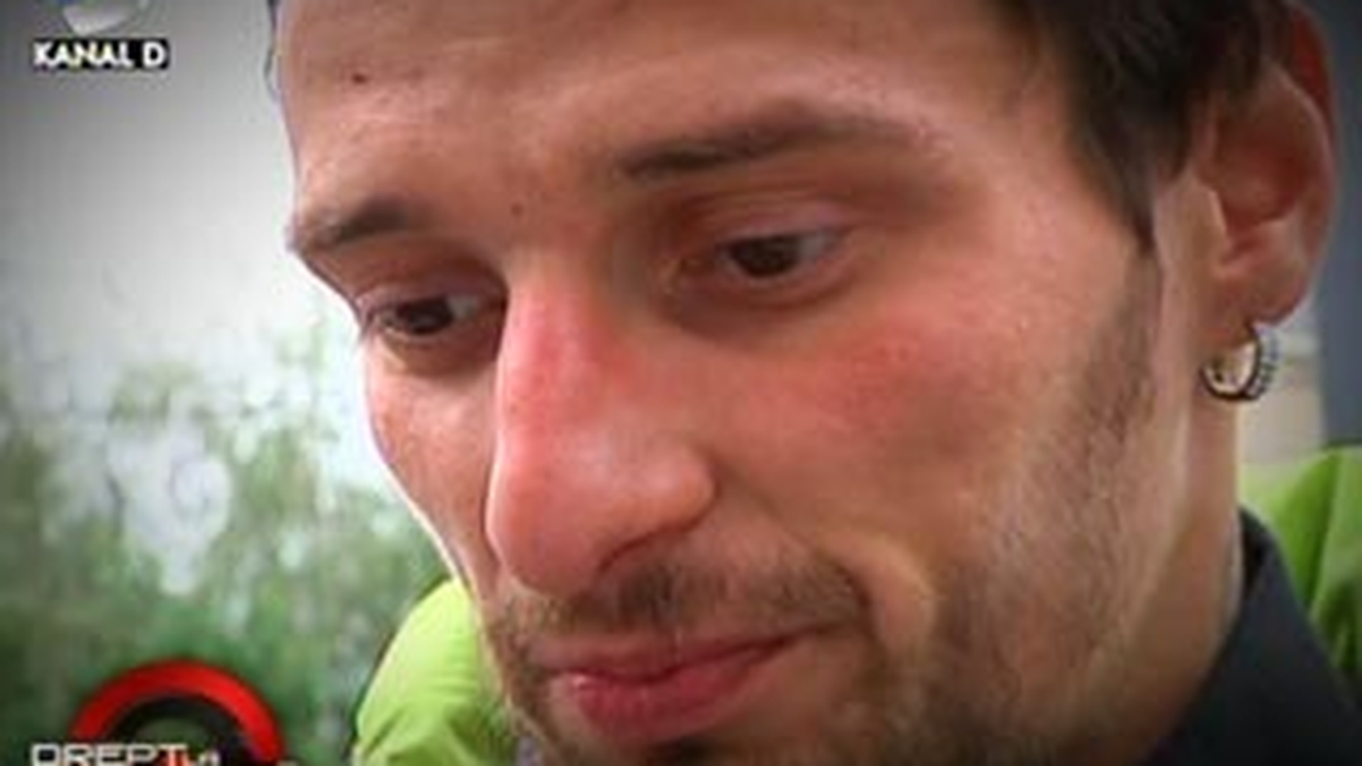 VIDEO Fratele unei cunoscute blonde e la un pas de moarte: este dependent de etnobotanice, are SIDA si doarme pe strazi! Vezi cine este sora indurerata care plange pentru el