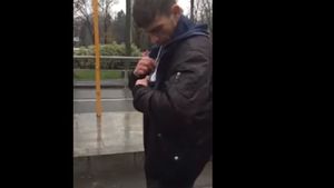 „Ai luat speiş? Eşti panicat?” Un bărbat, filmat în timp ce merge pe linia de tramvai din Bucureşti şi susţine că este plin de căpuşe