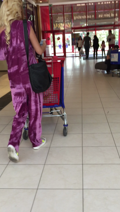 Alina şi-a verificat tot timpul telefonul cât timp s-a aflat în hypermarket