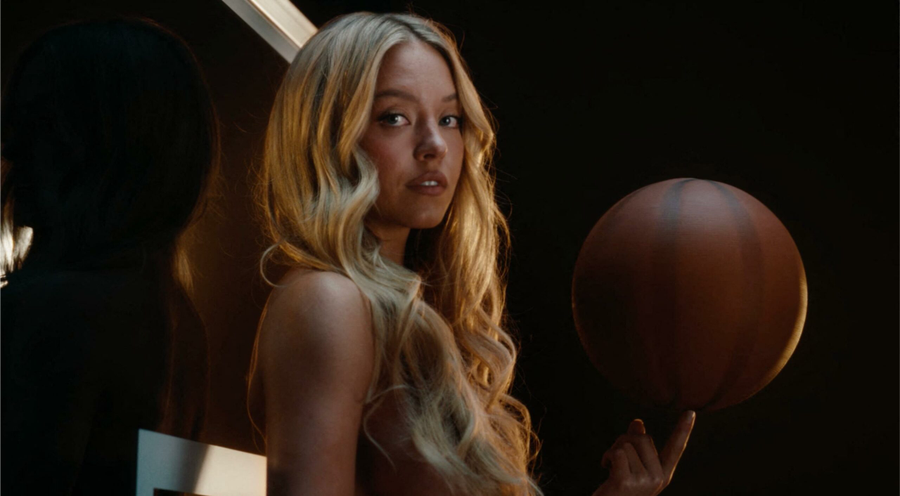 Scandal după ce Sydney Sweeney a apărut aproape goală într-o reclamă cu tematică sportivă