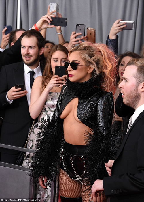 Lady Gaga pe covorul roşu al Premiilor Grammy