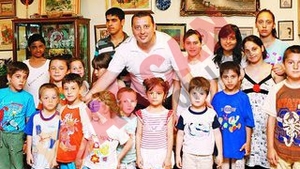 A "adoptat" zeci de copii