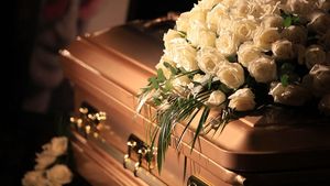 Chiar îți taie respirația! Imagine incredibilă distribuită de o firmă cu Servicii Funerare. O brunetă goală stă pe un sicriu de la Galați