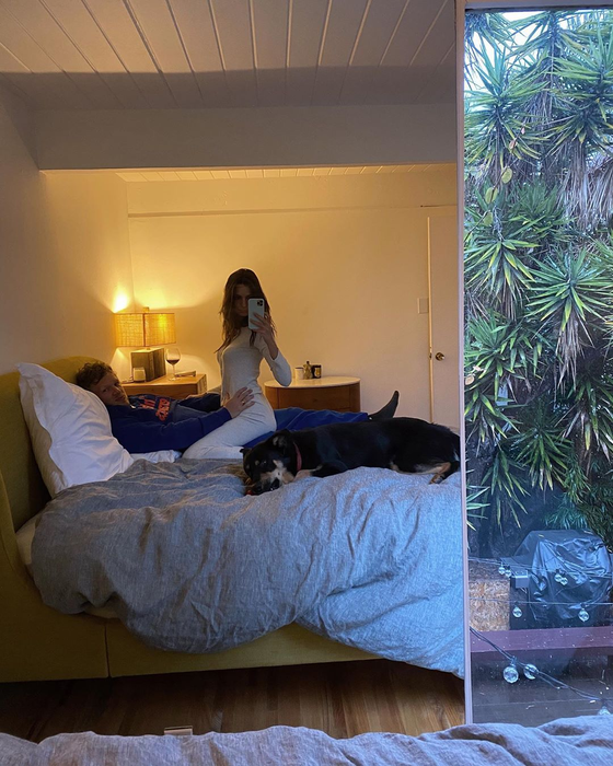 Imagini incendiare cu Emily Ratajkowski din carantină. Cum stă închis în casă cel mai cunoscut model din SUA | FOTO