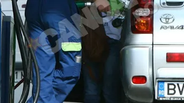 Pentru Luiza Bogdan, toamna e ca vara. Si-a asortat ghetele cu o inghetata