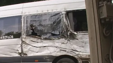 O femeie a murit si noua copii au fost raniti intr-un accident auto in Valcea!