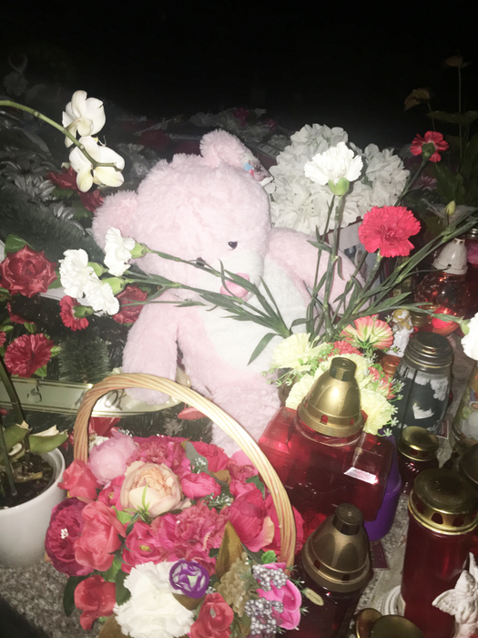 Mormântul Denisei este acoperit de flori şi daruri, chiar şi la două luni de când îndrăgita cântăreaţă s-a stins din viaţă