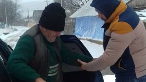 Iată ce s-a întâmplat cu bătrânul din Roman pe care nici un medic nu l-a băgat în seamă. Un tânăr l-a găsit îngheţat în faţa spitalului, iar apoi...
